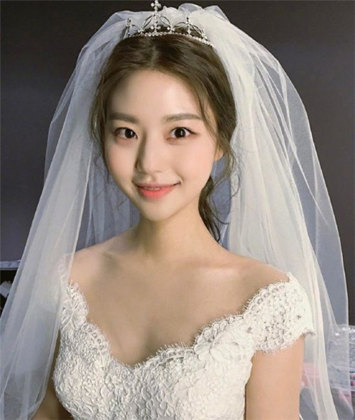 圆脸的新娘在选择婚纱发型的时候是有点困难的,下面蜜匠婚礼小编就来