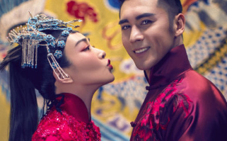 张伦硕和钟丽缇梨园式婚纱照