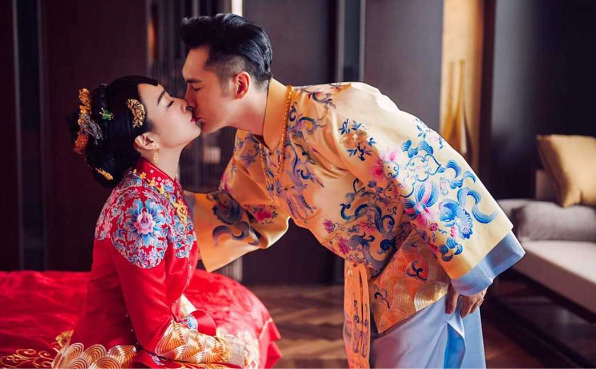 怎么挑选中式礼服里面的秀禾服