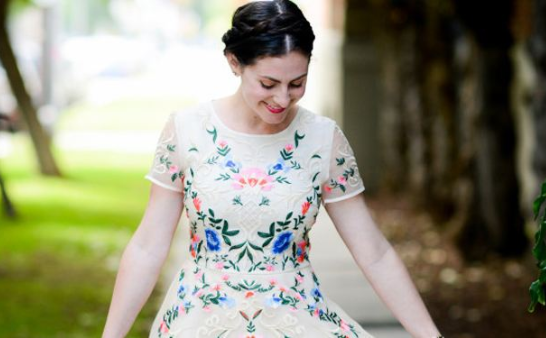 女生参加婚礼穿什么衣服