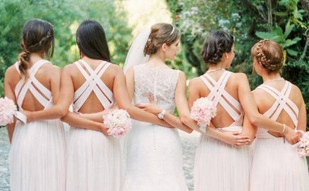 不同风格的伴娘礼服做较美的绿叶