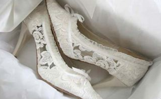 穿高跟鞋领证被打 单身也会限制我们的想象力