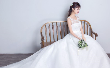 怎么挑选合适的新娘结婚礼服