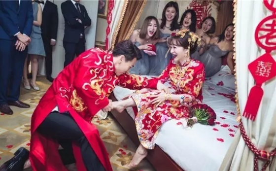 整蛊新郎还有伴郎的接亲游戏