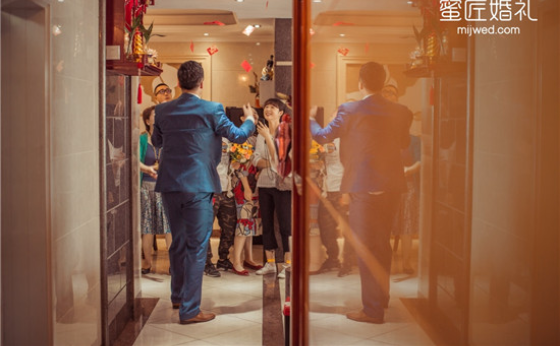 婚礼恶整新郎的接亲游,如何整伴郎团?蜜匠婚礼