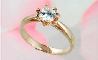 订婚是买三金还是钻戒 订婚戒指和三金一样吗