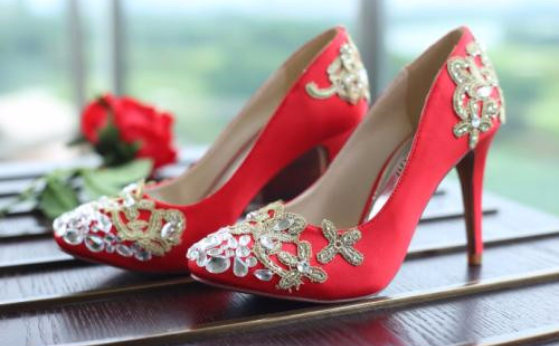 结婚新娘穿什么颜色的鞋 婚鞋的选择与搭配技巧-蜜匠婚礼