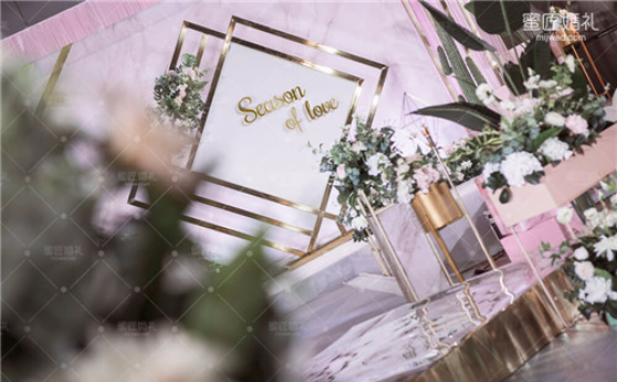 婚礼会场布置方案 温馨浪漫的婚礼现场如何布置-蜜匠婚礼