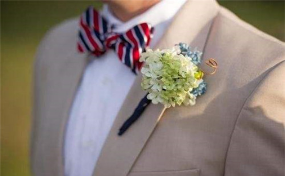 新人结婚胸花怎么佩戴 佩戴胸花要注意什么-蜜匠婚礼