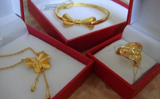 结婚三金是哪三金 新娘三金首饰清洗的技巧