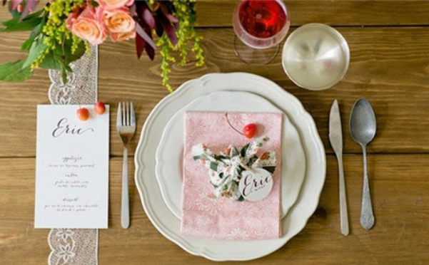 婚宴餐桌怎么布置好看 婚宴餐桌上的必备要素有哪些