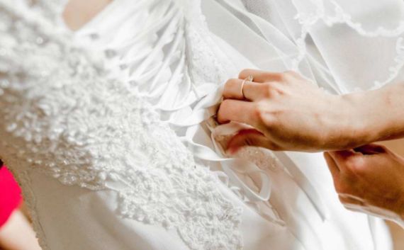 婚礼上婚纱沾到污渍该怎么办 两招教你怎么解决婚纱污渍-蜜匠婚礼