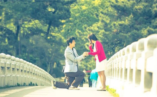 感人肺腑的求婚告白词 一段简短而深情的告白