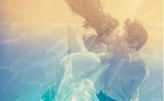 水下婚纱摄影拍摄需要掌握的技巧 哪些方面值得注意呢