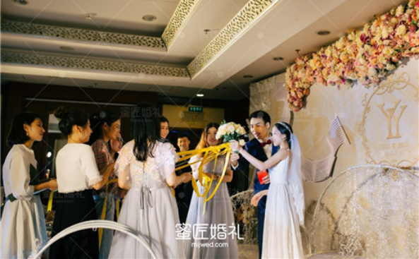 新郎接亲堵门游戏 接亲如何堵门好玩