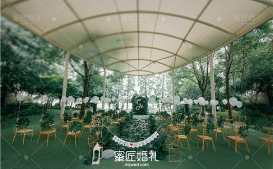 草坪婚礼下雨怎么办 草坪婚礼下雨搭棚如何布置
