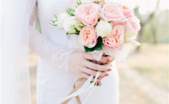 新娘扔手捧花姿势 新娘手捧花怎么扔好