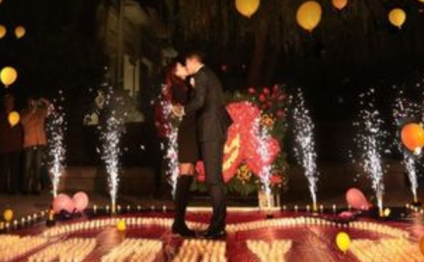 求婚场地如何布置 室内求婚现场的浪漫一刻