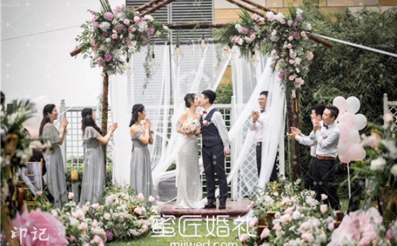 闺蜜结婚文艺的祝福语 闺蜜结婚较感人的句子有哪些