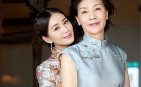 婚礼妈妈装选什么颜色 婚礼上妈妈怎么打扮