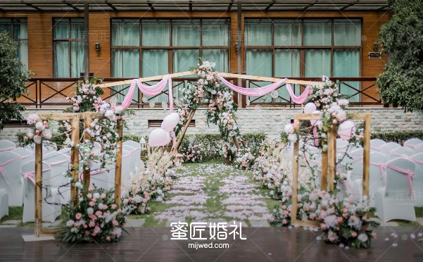 户外婚礼现场布置 户外婚礼座椅创意布置