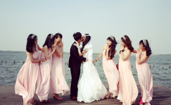 中式伴娘礼服有哪些选择 中式伴娘礼服穿什么合适