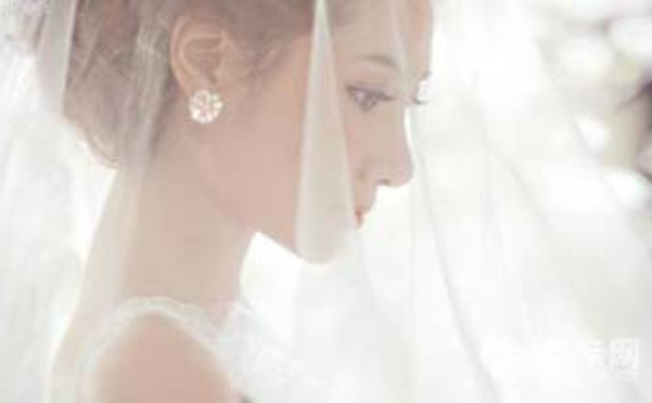 个子不高的女生能穿拖尾婚纱吗 挑选婚纱时注意事项