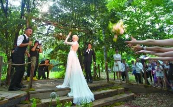 婚礼手捧鲜花主持词 抛手捧花的婚礼主持词