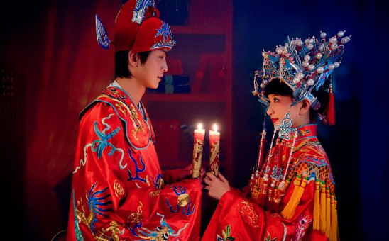 凤冠霞帔婚纱照拍照姿势以及介绍