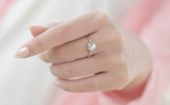 如何挑选钻戒，蜜匠婚礼教你几个小技巧