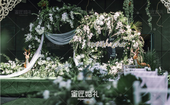 夏季订婚穿什么衣服 简单订婚要穿什么衣服