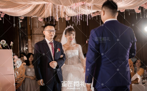 中式婚礼主持人台词大全 婚礼开场主持过程