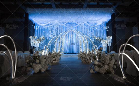 圆脸新娘怎样选择自己的婚纱 新娘脸型选择婚纱盘点