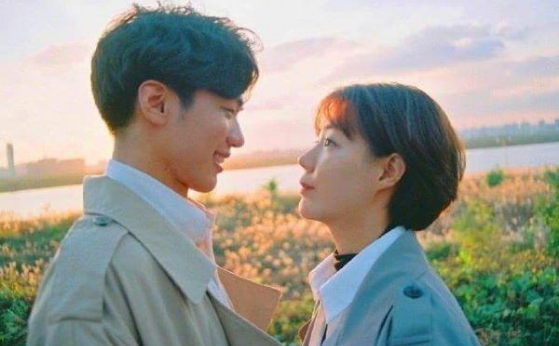 情侣旅游拍照姿势 旅游情侣拍照姿势创意