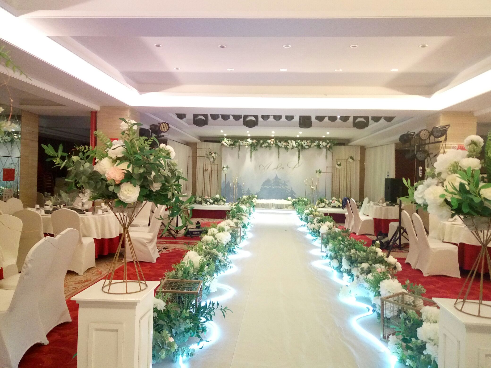 交给他们来做,蜜匠这个婚庆公司好,确实没让我失望,婚礼现场办的很