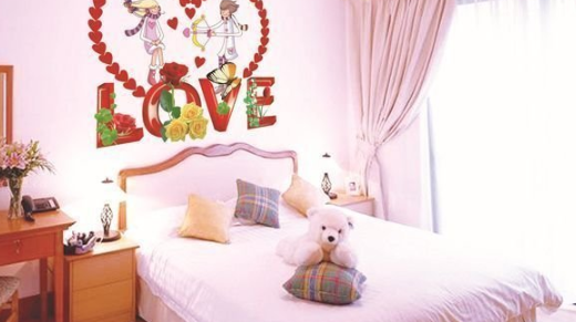 婚房当天怎样布置 婚房布置喜字拉花