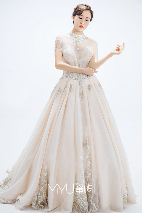 新娘婚纱桃心露背手工刺绣仪式纱