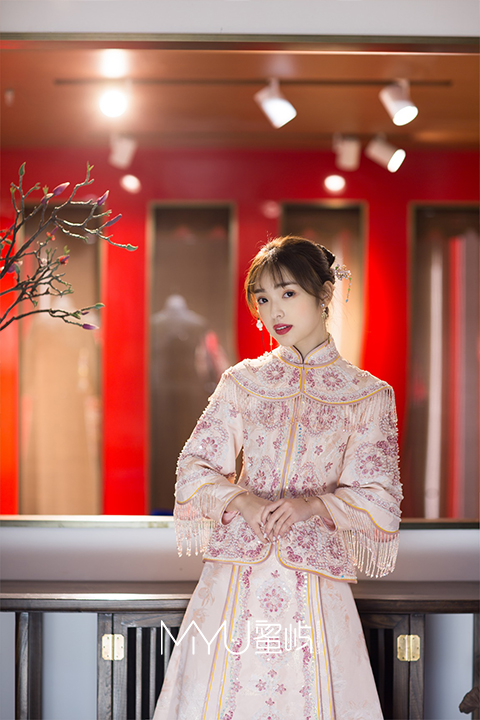 中式嫁衣粉黛烫钻秀禾服
