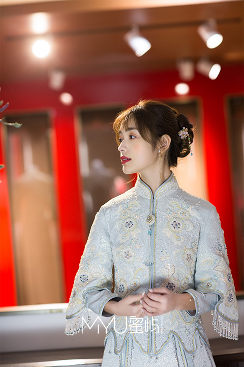 中式嫁衣淡蓝色立体钉珠秀禾服