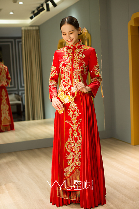 中式嫁衣经典凤尾金丝刺绣秀禾服