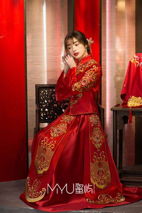 中式嫁衣中国红光感缎面金丝绣秀禾服