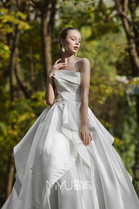 新娘婚纱缎面拖尾抹胸仪式纱