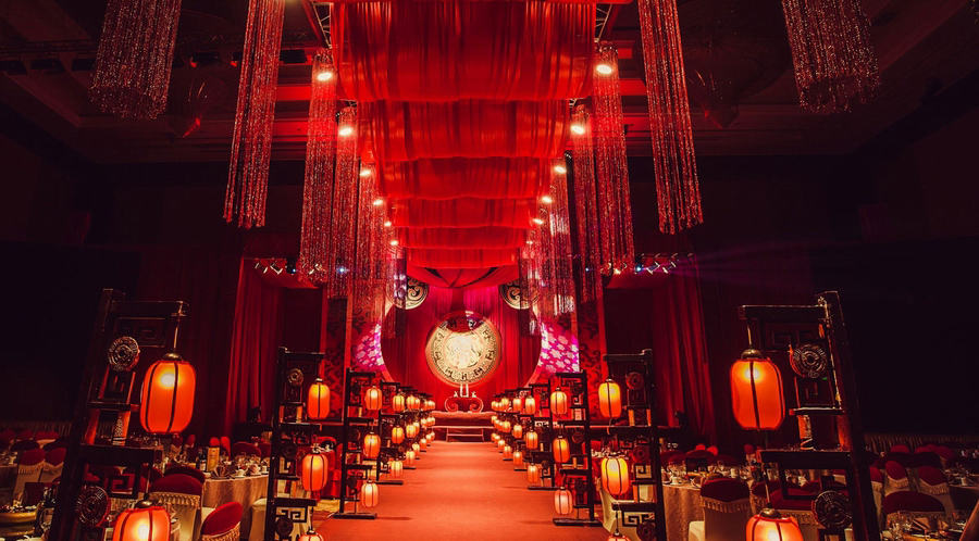 外景较好是在一些古风建筑物里,内景则是可以布置的,新人不放心的话