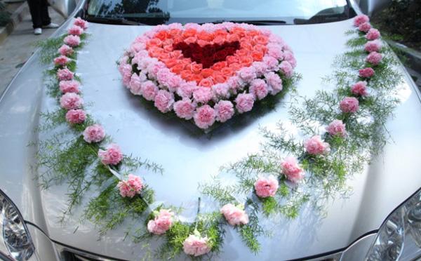 为您推荐的是关于自己婚车的扎花教程,婚车的车头装饰其实是有很多的