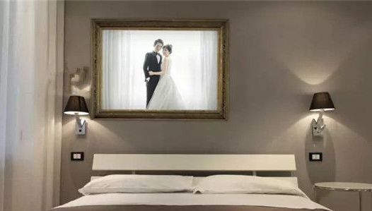 婚纱照挂床尾的图片图片