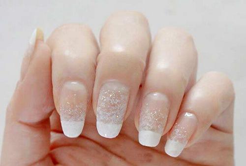 拍结婚照适合的美甲 拍婚纱照简单大方美甲