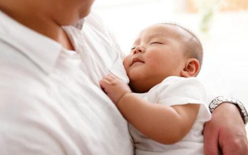 新生儿睡不踏实的原因 新生儿睡不踏实怎么办