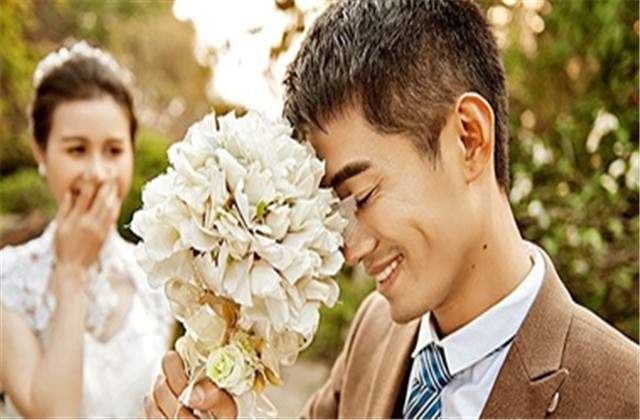 怎么哄异地恋女朋友开心 异地恋哄女朋友的话