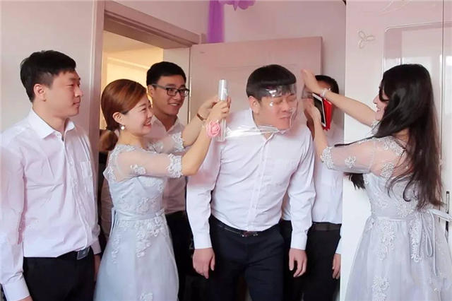 新郎较火的迎亲口号 新郎迎亲伴郎口号