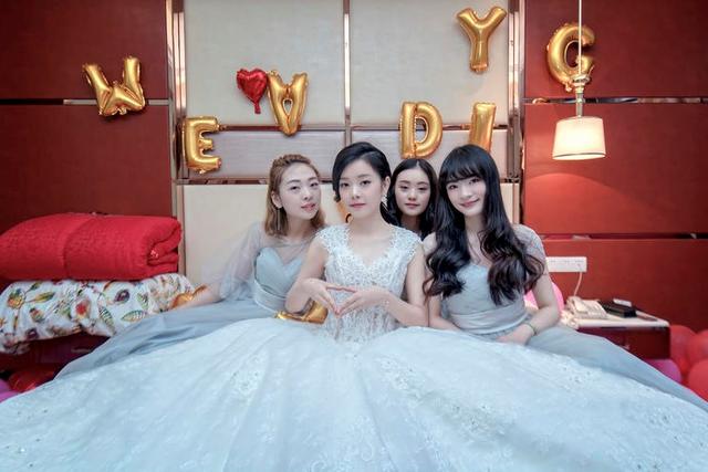 男方订婚给女方买几套衣服